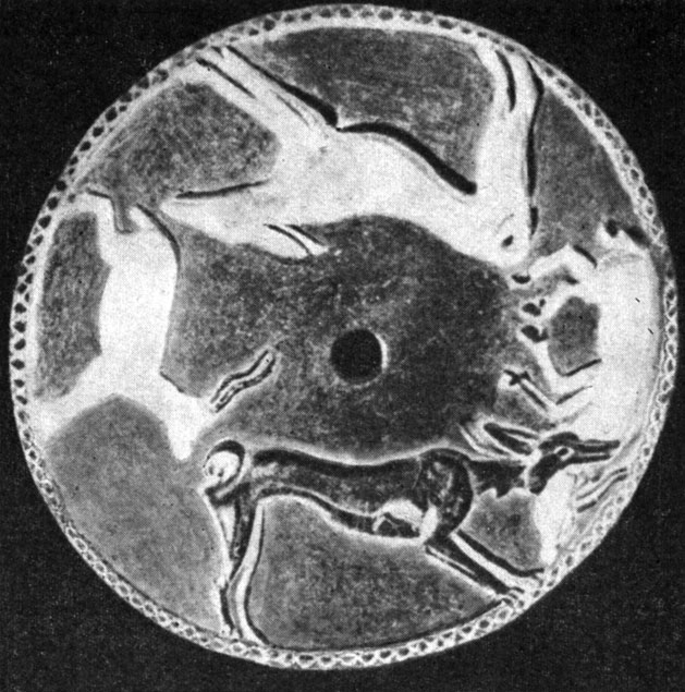 Рис. 58. Рельеф на стеатитовом диске из Саккары. Газели, преследуемые собаками. Начало III тысячелетия