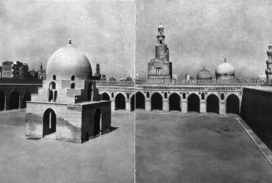 Двор мечети Ибн-Тулуна. Слева - фонтан для омовения, на заднем плане - минарет
