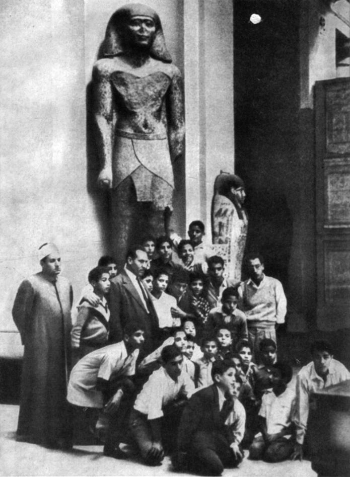 Школьники со своим учителем в Египетском национальном музее